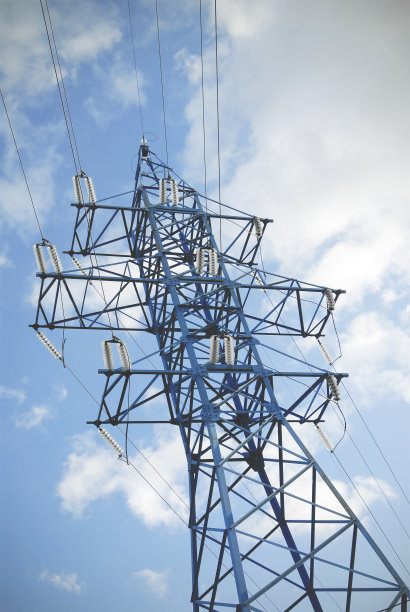 电力传输塔对天空的看法。高电压。图片下载