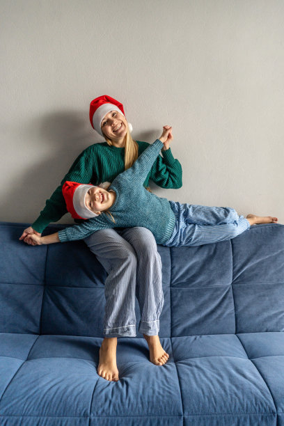 戴着圣诞老人帽的小女孩和妈妈图片下载