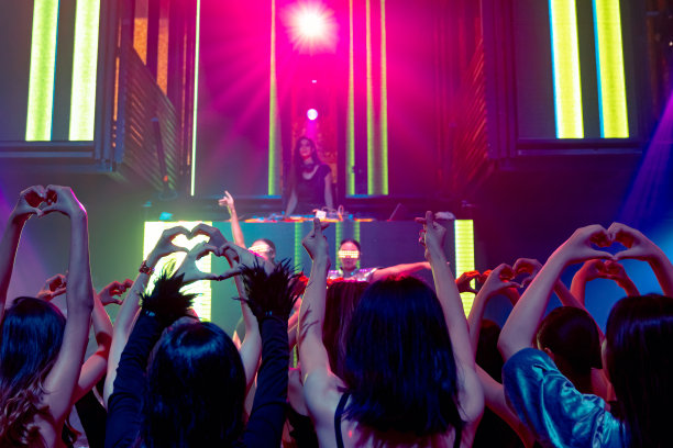 一群人在迪斯科夜总会随着DJ的音乐节奏跳舞图片下载