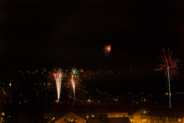 烟花在天空中的城市上空图片下载