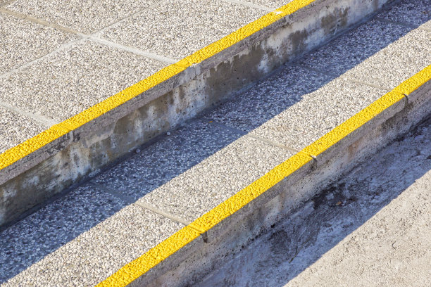 黄线在人行道上，有混凝土楼梯边石图片下载