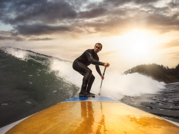 在太平洋上冲浪的冒险家图片下载