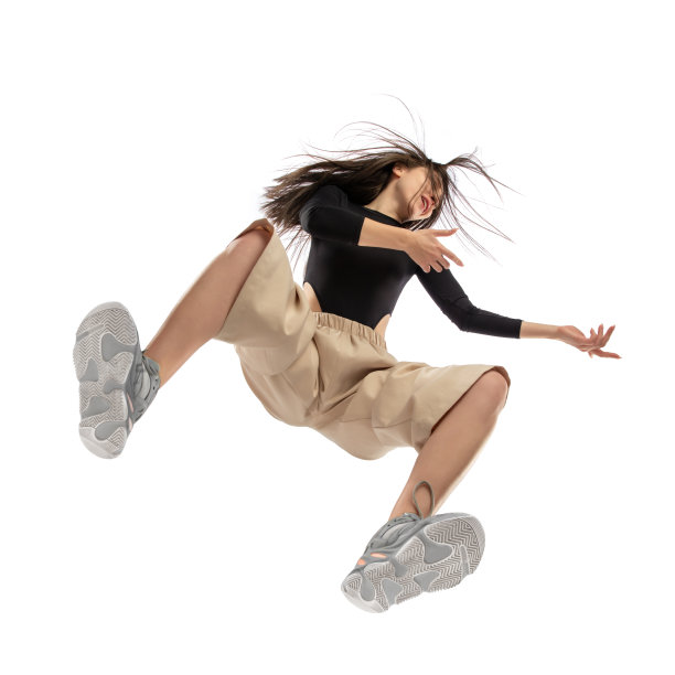 年轻时尚的女子在现代街头风格的服装孤立在白色背景，从底部拍摄图片下载