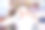 特写照片中，一个梳着辫子的快乐女孩躺在编织的条纹地毯上，微笑着，交叉着手指戴着眼镜。图片下载