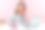 严肃专注的黑发女秘书接听座机电话，写下信息，坐在办公室用笔记本电脑工作图片下载