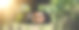 汽车后视镜里折射出一个年轻白人男子的目光和眼睛。开车时在车里。运动，汽车在行动。水平的。图片下载