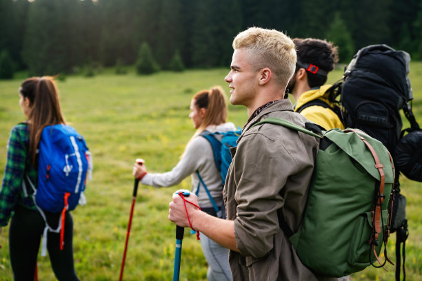 一群快乐的朋友带着背包一起远足图片下载