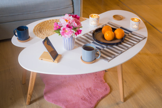 一张桌子上放着热茶，浪漫的蜡烛，一碗橘子，一种温馨的家庭气氛图片下载