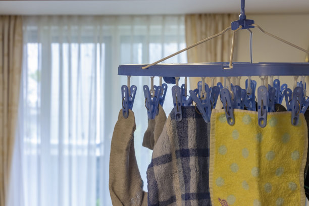 在房间里烘干衣服图片下载