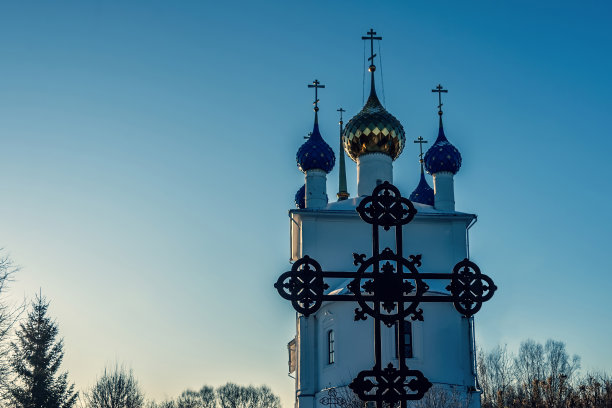 东正教十字架映衬着东正教神庙的背景。图片下载