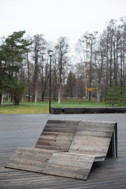 公园里的一张木凳图片下载