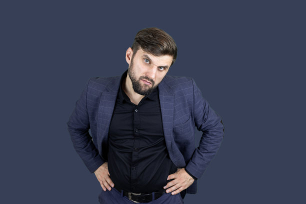 一个留着胡子的男人，穿着蓝色西装的商人图片下载