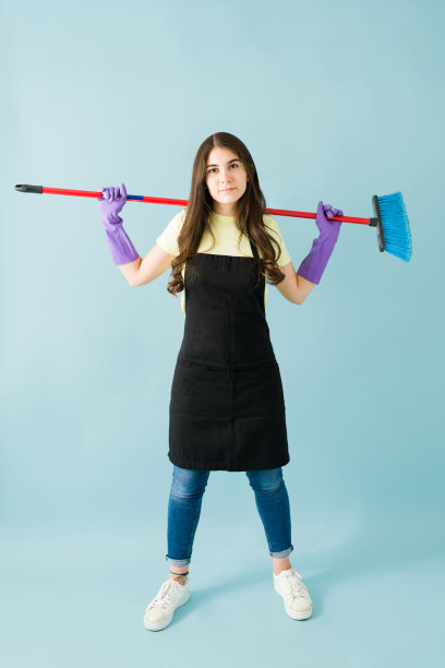 一个白人妇女准备开始在家里做清洁家务的全长视图图片下载