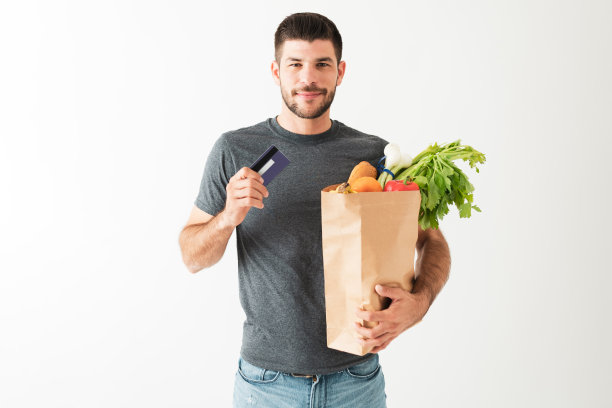 拉丁人很高兴，因为他在农贸市场用信用卡付了钱图片下载