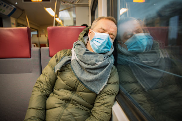 在疫情期间乘坐公共交通工具出行。图片下载
