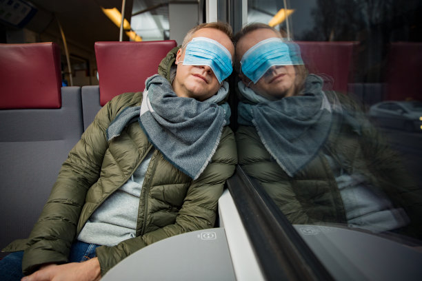 在疫情期间乘坐公共交通工具出行。图片下载