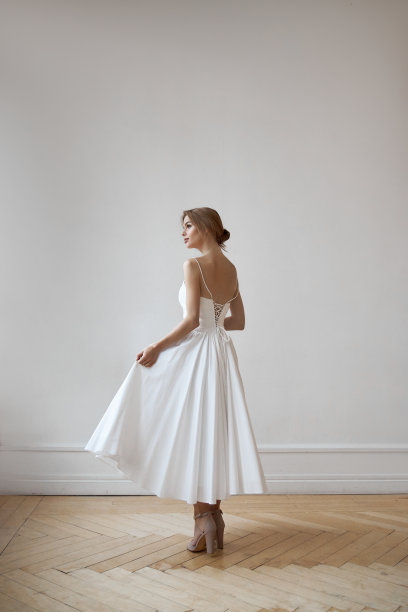 美丽苗条的女人在白色婚纱，新的收集婚纱新娘。噪音，焦点模糊图片下载