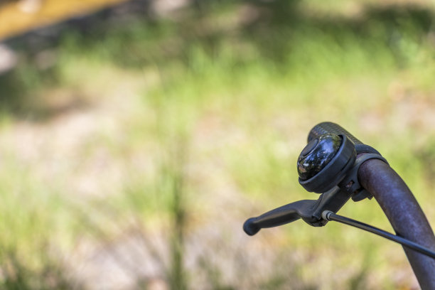 自行车的把手和车铃图片下载