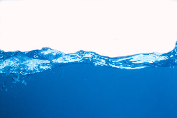 水飞溅。水在波浪中流动并产生气泡。水滴在水面上，感觉清新干净。在白色背景上隔离图片下载