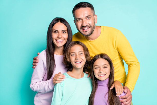 全家福照片与孩子微笑拥抱孤立在生动的青色背景图片下载