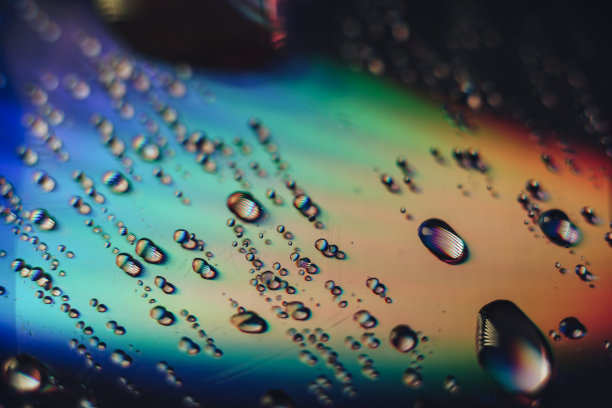 美丽的彩色水滴全息效果。背景图案设计。微距摄影的看法。图片下载