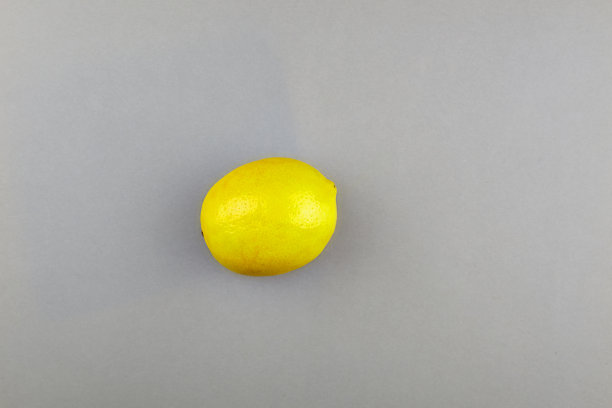 灰色背景上的柠檬。图片下载
