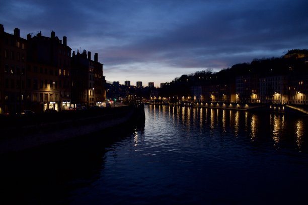 里昂夜幕降临Saône河岸图片下载