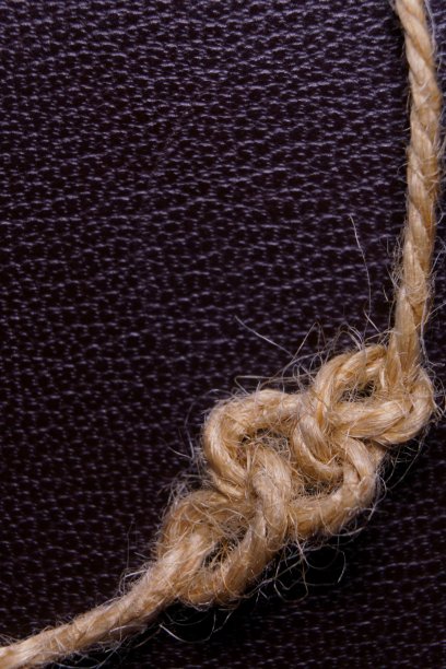 从黄麻麻绳结在一个黑暗的背景图片下载