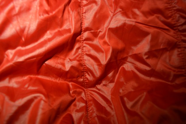 亮红色皱褶，织物皱褶，织物背景，光泽。图片下载
