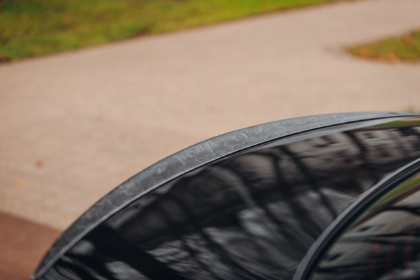 现代汽车后备箱上的锻造碳扰流板图片下载