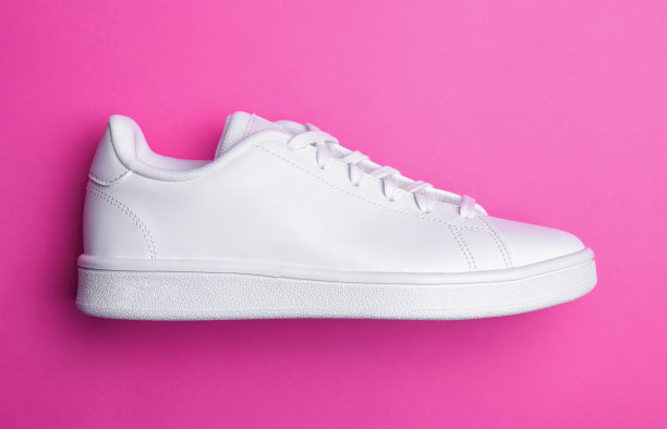 时尚的球鞋在蓝色的背景。顶视图的白色运动鞋上的颜色背景图片下载