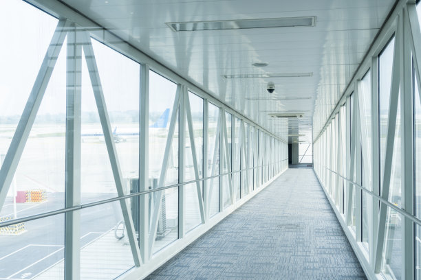 在机场通往飞机的乘客登机桥图片下载