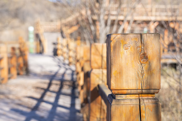 秋天公园里的木路扶手图片下载