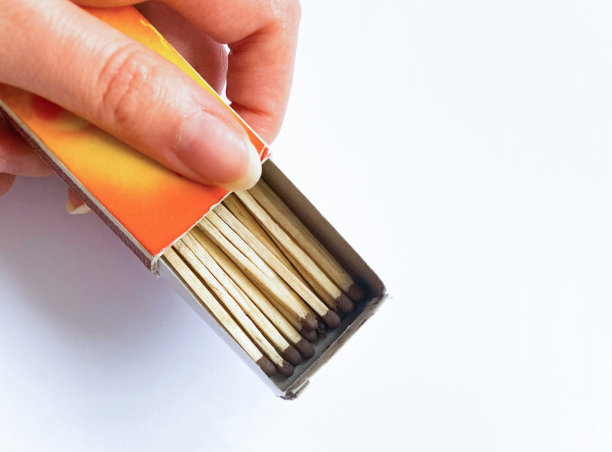 手里拿着一盒火柴图片下载