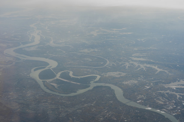 云和山脉的航空摄影图片下载