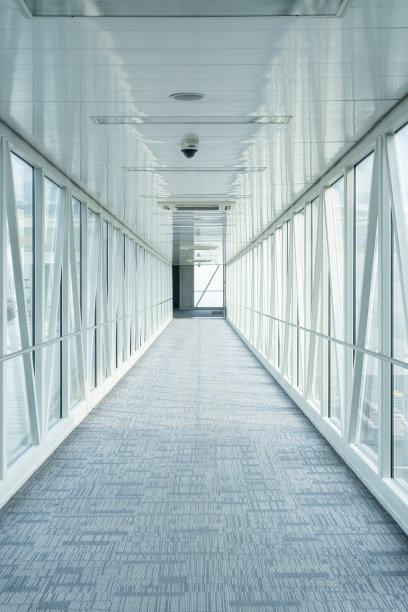 旅客登机桥通向机场的飞机图片下载