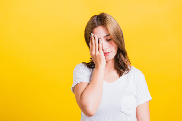 女人情绪低落，又累又困，她打哈欠捂着嘴张开手图片下载