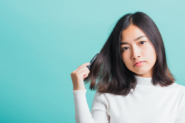 女人心烦意乱地用梳子和问题头发图片下载