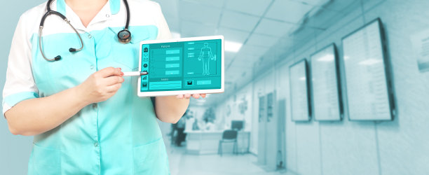 医生使用数字平板电脑。医疗保健和医学概念。图片下载