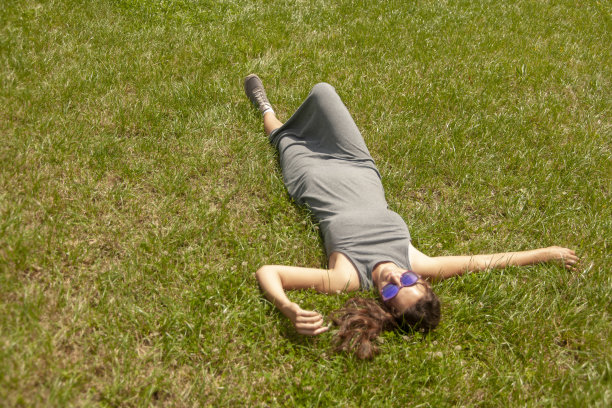 穿灰色衣服的年轻女士图片下载