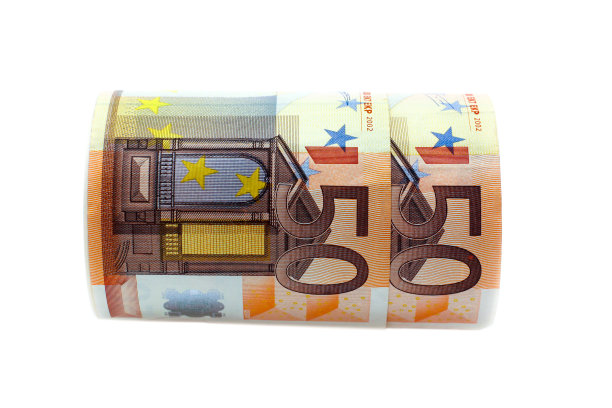 价值50欧元的钞票滚在白色的背景上图片下载