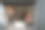 工人们正在车库安装电梯门。图片下载