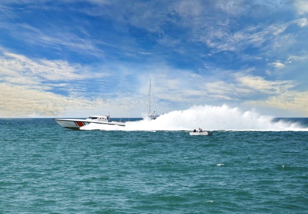 海岸警卫队的快艇、帆船和围观者图片下载