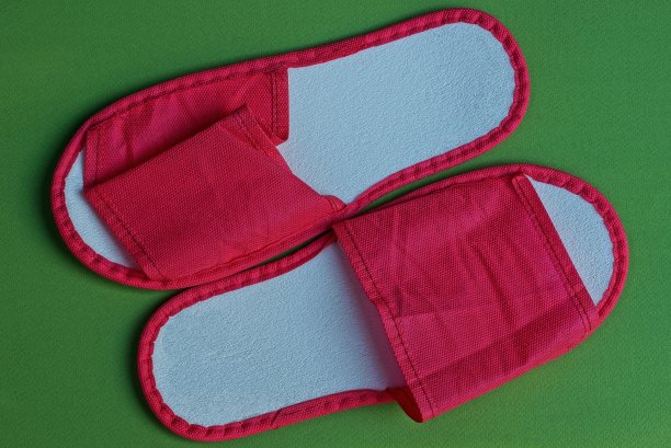 两只红白相间的布做的拖鞋图片下载