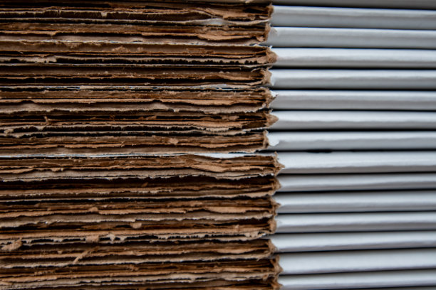 一堆堆扁平的纸板箱图片下载