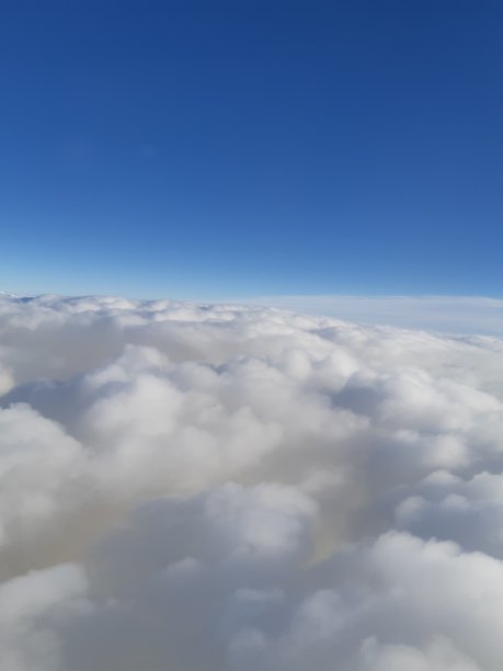 蓝色和白色在高高的天空图片下载