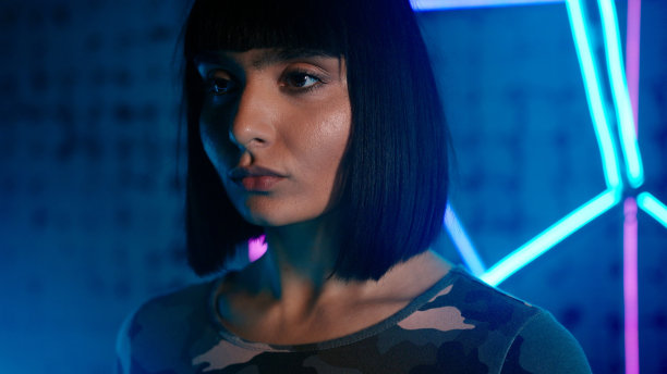 没有感情的苗条模特摇着肩膀，小心翼翼地跳舞图片下载