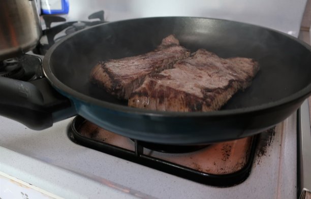 在煎锅上烤韩国牛肉图片下载