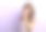 可爱的小女孩吃着美味的冰淇淋。图片下载