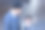 快乐的孩子牵着爸爸的手，带着爱和幸福小生意孩子看着爸爸，和爸爸聊天。可爱的小男孩和爸爸一起走在城市里。享受生活图片下载